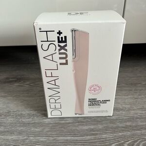 DERMAFLASH LUXE+ Sonic Dermaplaning Device - Pink